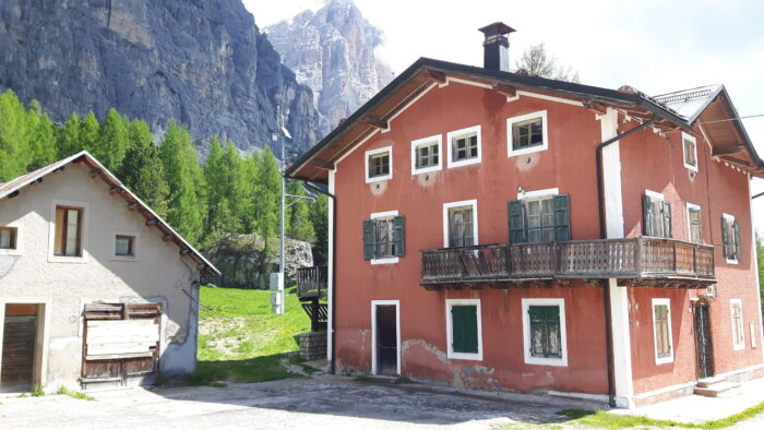 Cortina d’Ampezzo (BL) – Ex Casa Forestale a Passo Falzarego