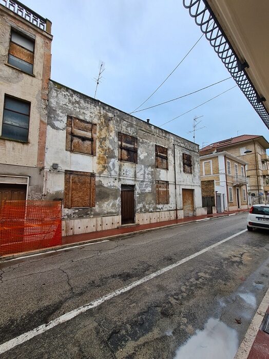 Grottammare (AP) – Casa con giardino adibita a Dogana