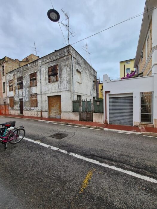 Grottammare (AP) – Casa con giardino adibita a Dogana