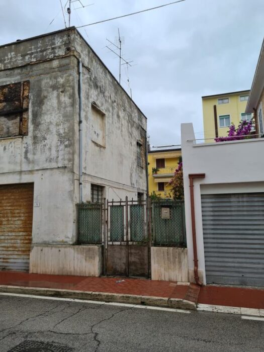 Grottammare (AP) – Casa con giardino adibita a Dogana