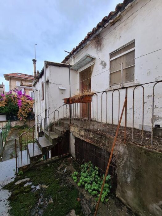 Grottammare (AP) – Casa con giardino adibita a Dogana