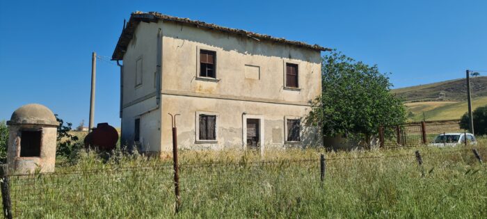 Montescaglioso (MT) – Ex Casello Ferroviario