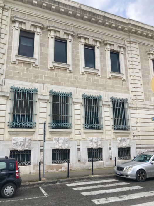 BRINDISI (BR) – Edificio cielo-terra in Piazza Vittorio Emanuele II n. 4