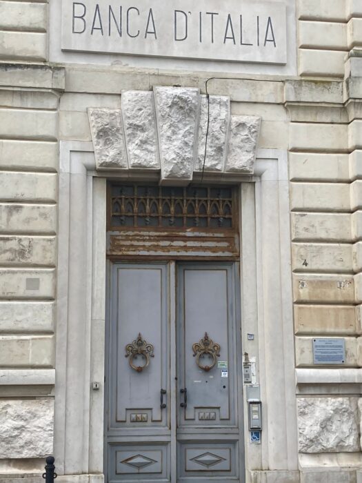 BRINDISI (BR) – Edificio cielo-terra in Piazza Vittorio Emanuele II n. 4