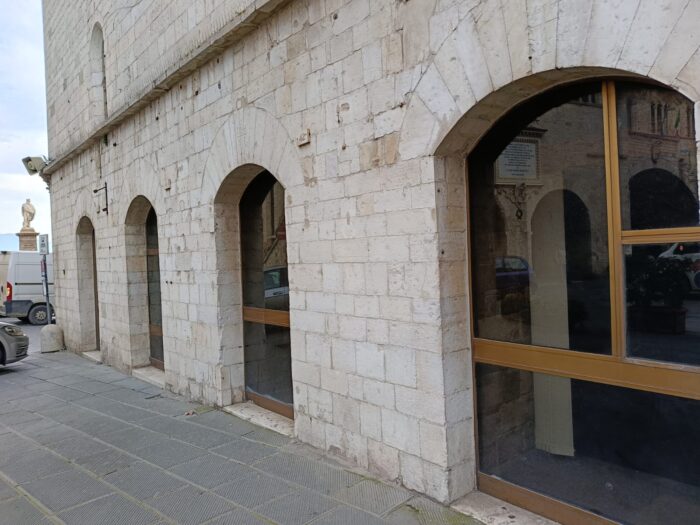 Todi (Pg) – Locali in Palazzo dei Priori (ex sede Banca Mps Spa)