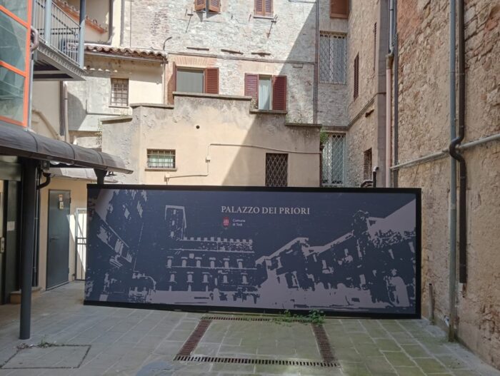 Todi (Pg) – Locali in Palazzo dei Priori (ex sede Banca Mps Spa)