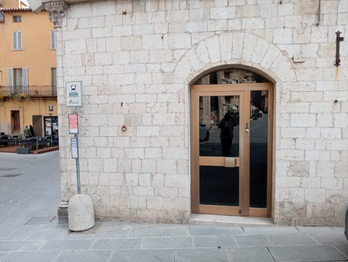 Todi (Pg) – Locali in Palazzo dei Priori (ex sede Banca Mps Spa)