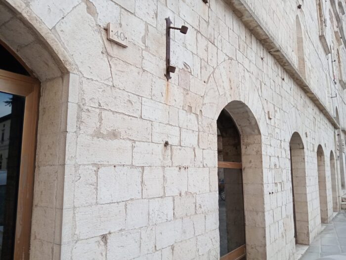 Todi (Pg) – Locali in Palazzo dei Priori (ex sede Banca Mps Spa)