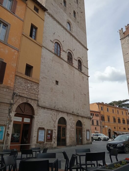 Todi (Pg) – Locali in Palazzo dei Priori (ex sede Banca Mps Spa)